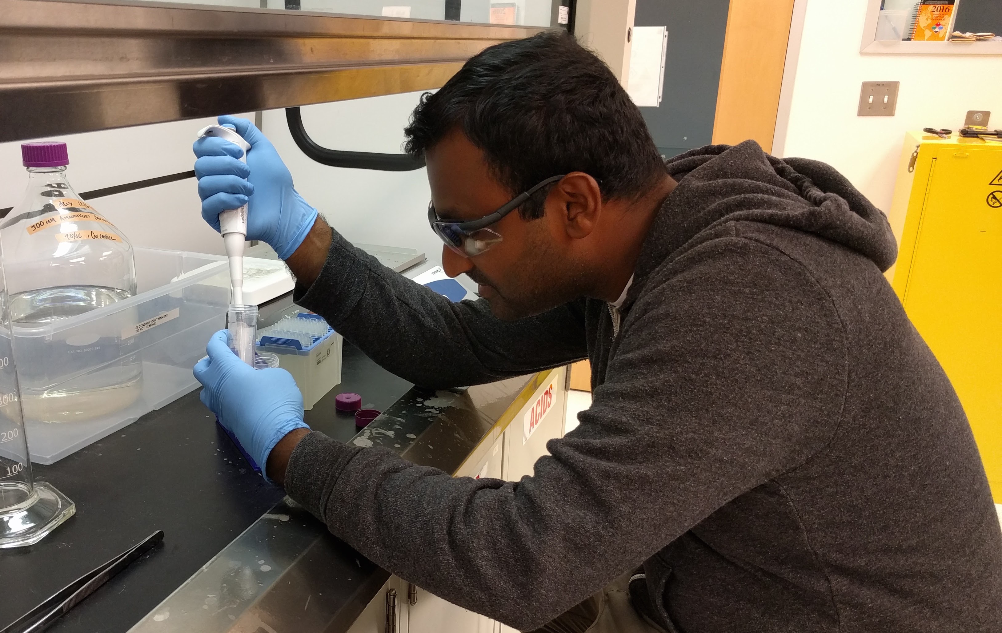 En laboratorio haciendo una concentración de droga para análisis